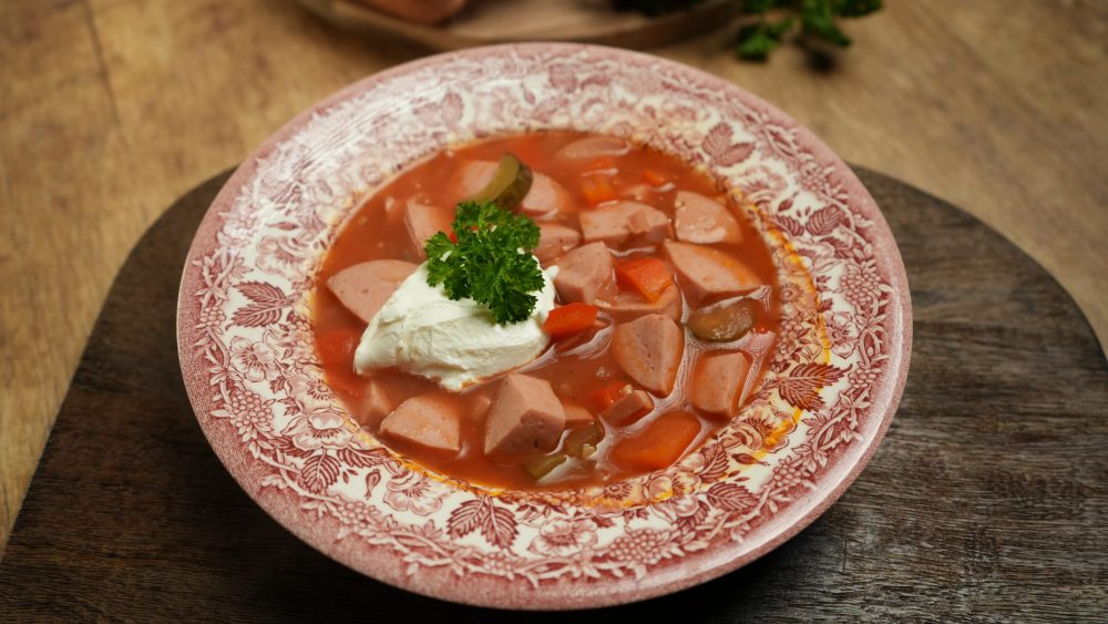 Soljanka mit leckerer Fleischwurst mit Fleischwürste mit Knoblauch & Senf & Gewürzgurken – golly's Rezept